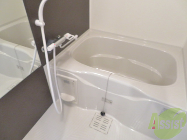 バス・シャワールーム　こちらはお風呂。一日の疲れをここで癒してください。