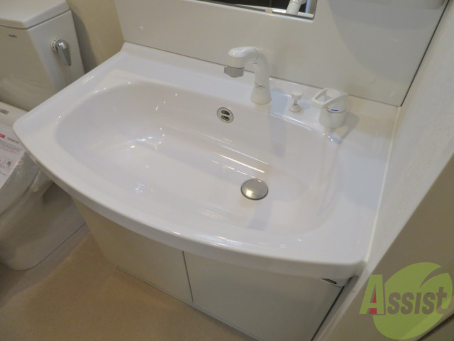 洗面設備　洗面台。朝の身支度はここでばっちり決めましょう。