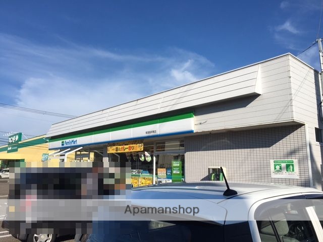 コンビニ　ファミリーマート（コンビニ）まで216m