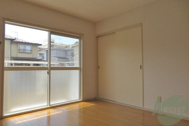 居室・リビング　リビングは８帖の洋室です。南西向きなので陽当り良好ですね。