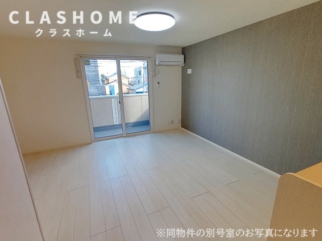 居室・リビング　同物件の別部屋になります。