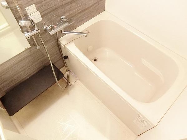 バス・シャワールーム　浴室乾燥機、追い焚き機能付きバス！