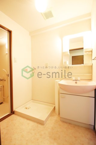 洗面設備　ゆったりとスペースのある洗面所