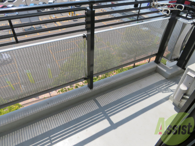 バルコニー　バルコニーは洗濯物がはかどりそうな広さがありますよ。