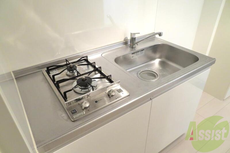 キッチン　キッチンは２口コンロ付きで、便利ですねー