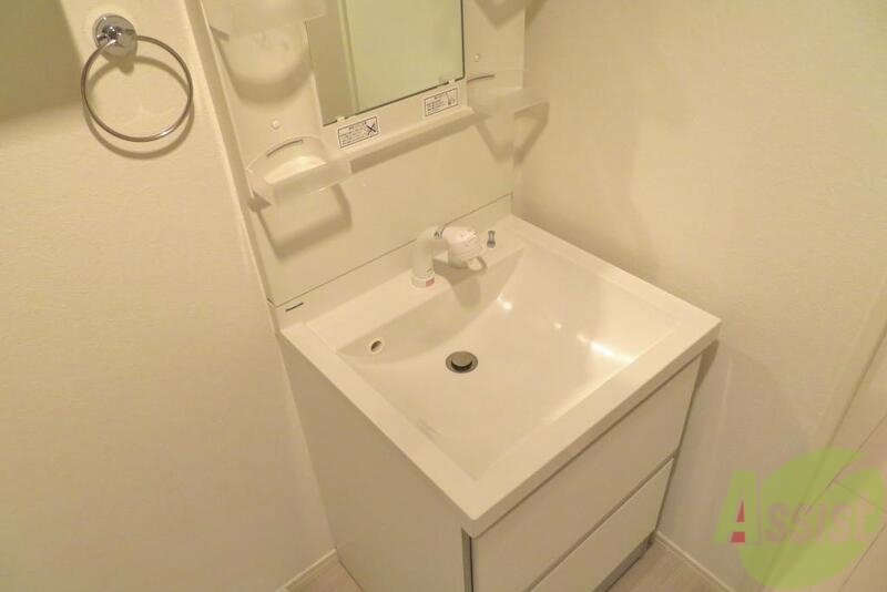 洗面設備　脱衣所内には洗面化粧台があります、身だしなみはこちらで