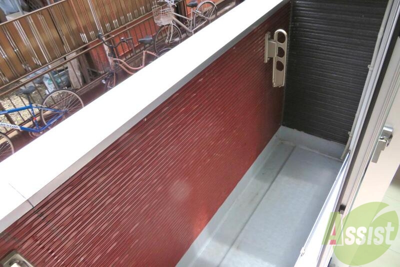 バルコニー　赤と黒のバルコニー、外でのお洗濯もできますね