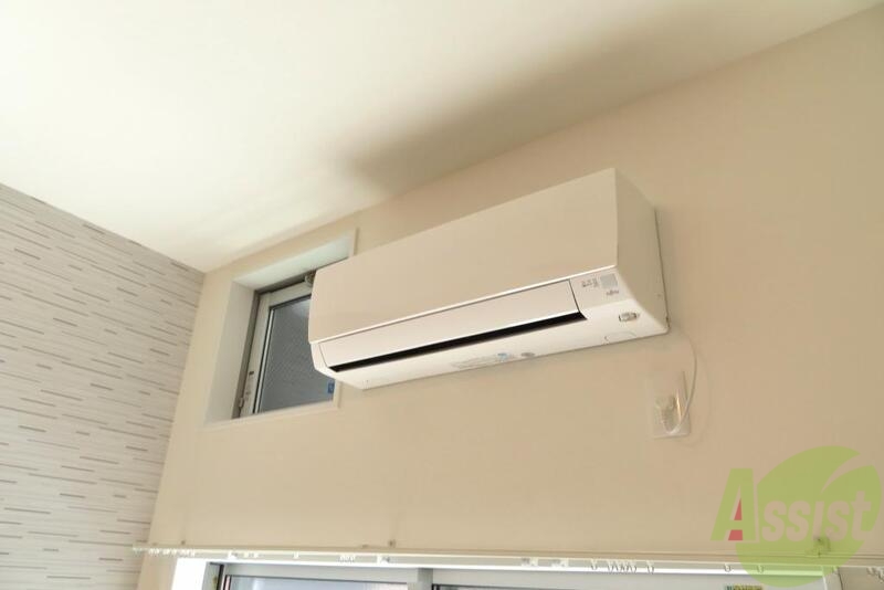 その他設備　リビングの天井近くにはエアコンもちゃんとついてます