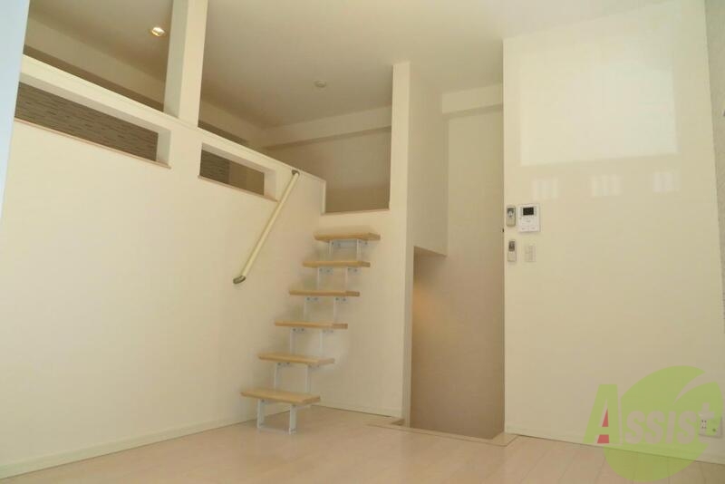 居室・リビング　まだまだピカピカの広いロフト付きのお部屋です