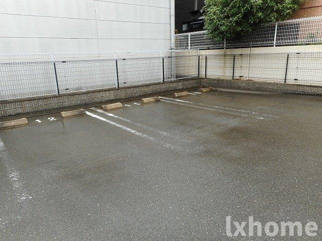駐車場　駐車場があるので、車を買う予定の方も安心です