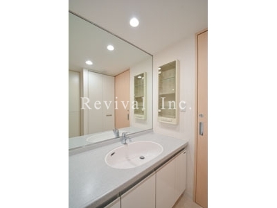 洗面設備　大きい鏡面でございます