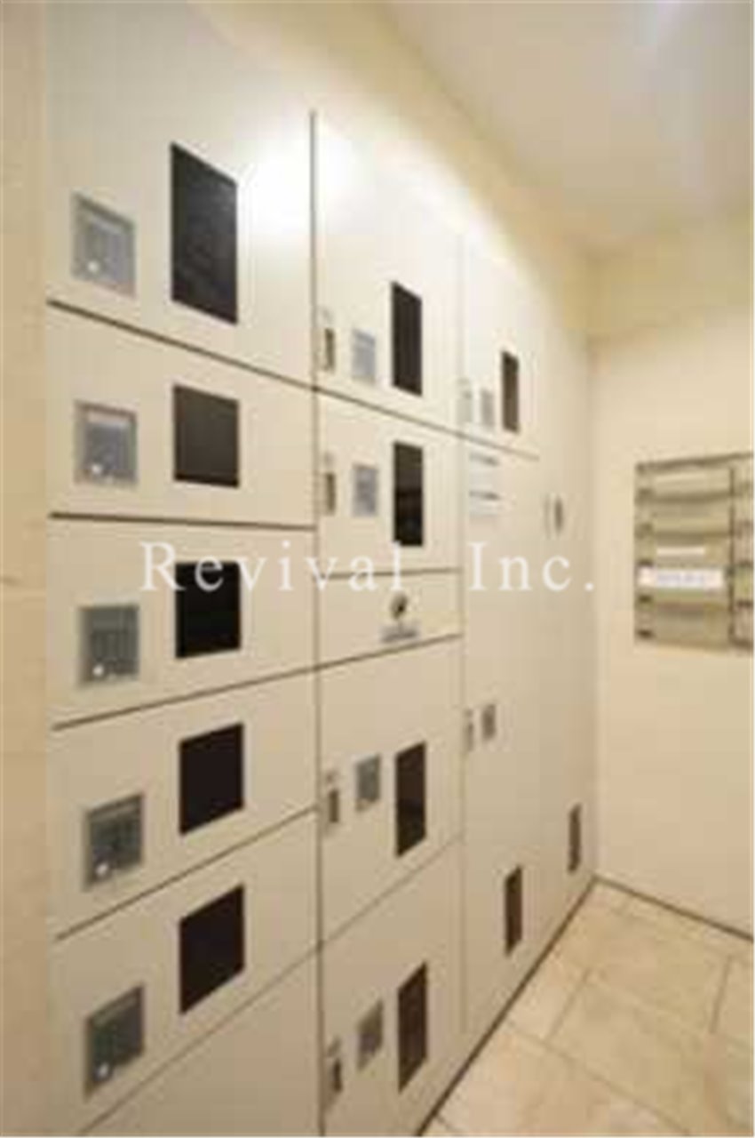 その他　不在時に便利な宅配ボックスでございます