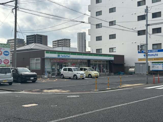 コンビニ　ファミリーマート小倉中津口店（コンビニ）まで671m