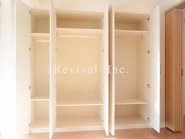 収納　奥行豊富なクローゼットでございます