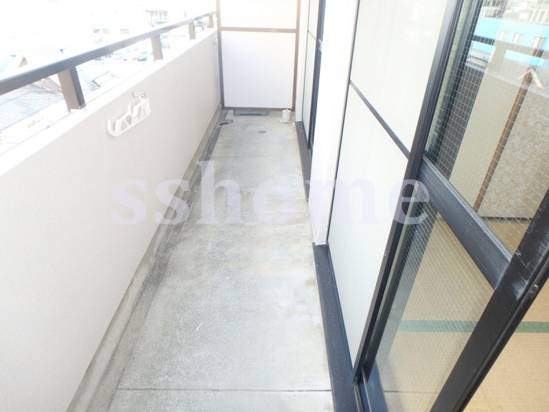 バルコニー　明るく少し広めです♪