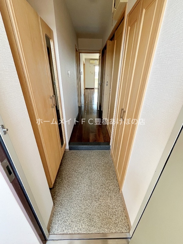 玄関　同型別部屋写真（反転）