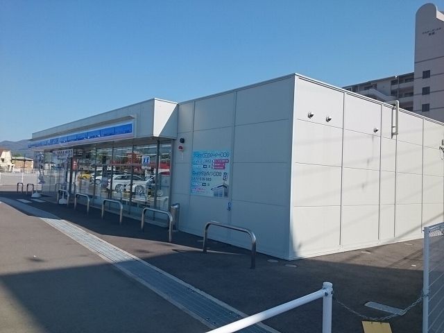 コンビニ　ローソン岡田店様（コンビニ）まで1000m