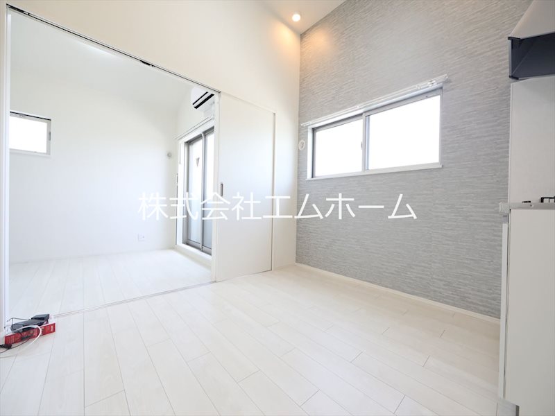 居室・リビング　ＤＫ6帖　洋室3.7帖　エアコン完備　バルコニー