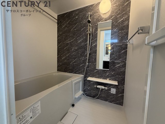 バス・シャワールーム　コンパクトで使いやすいお風呂です