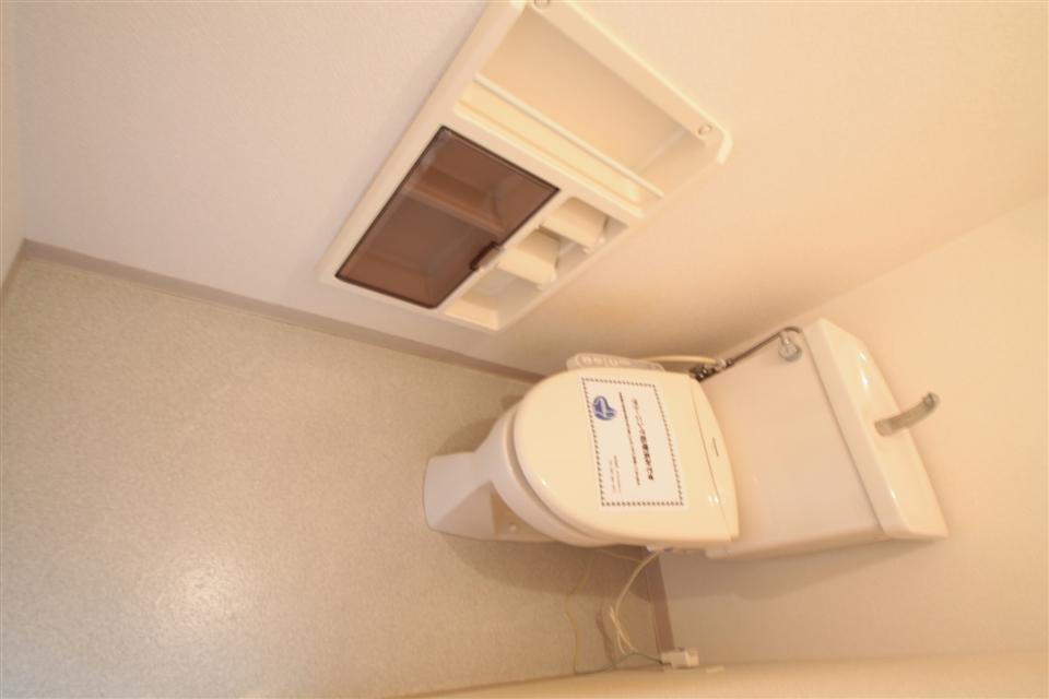 トイレ　トイレにちょっとした収納有りです。