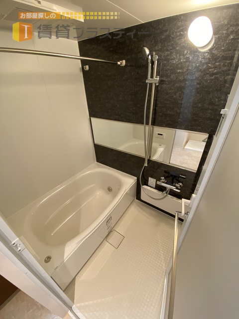 バス・シャワールーム　追い炊き機能・浴室乾燥機能付き。