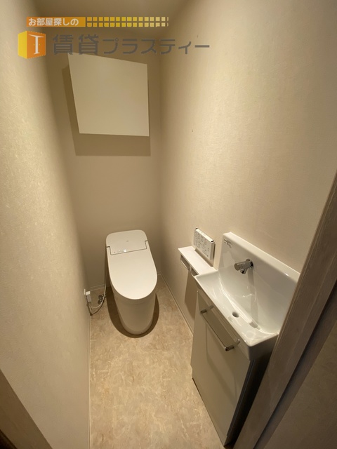 トイレ　温水洗浄便座付き。