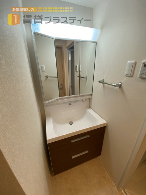 洗面設備　使い勝手の良い独立洗面台です。