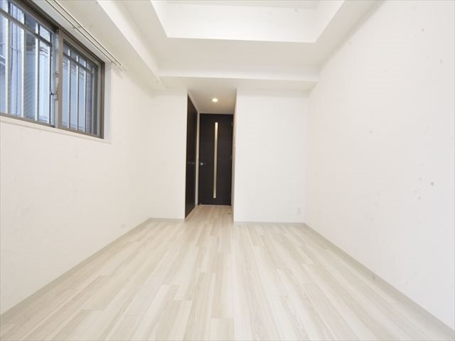 居室・リビング　洋室8.0帖　エアコン完備　バルコニーに面しています