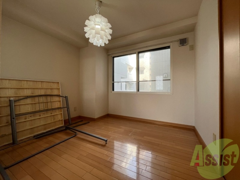 その他部屋・スペース　戸を閉めるとリビングと区切られた寝室にすることができますよ。