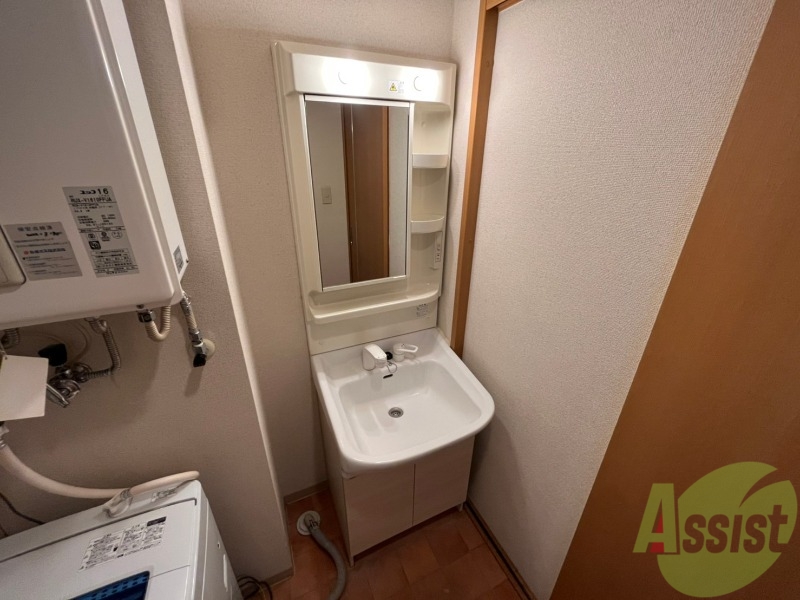 洗面設備　独立洗面台です。大きくてよいですね。シャンプーもできます。