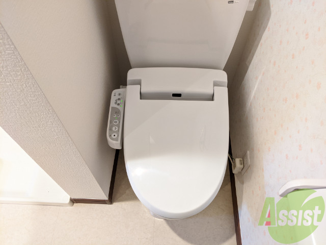 トイレ　ウォッシュレット付きで清潔感のあるトイレですね。