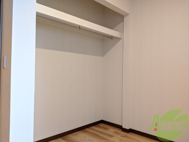 収納　寝室の収納。ここには服をかけたり、荷物が置けたりしますね。