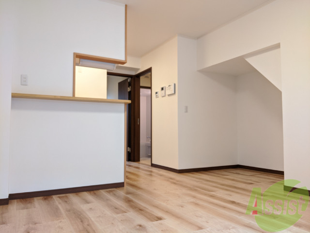 居室・リビング　床木材の色と壁の白のマッチングが良い具合です。