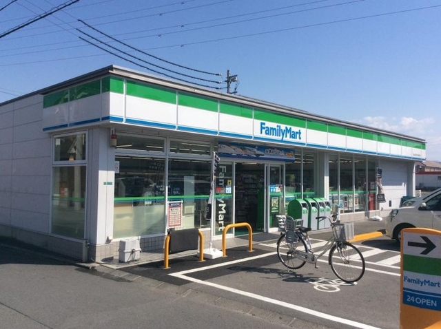 コンビニ　ファミリーマート（コンビニ）まで218m