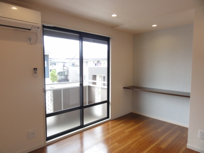 その他部屋・スペース　洋室5.5帖にはPCカウンターがございます♪