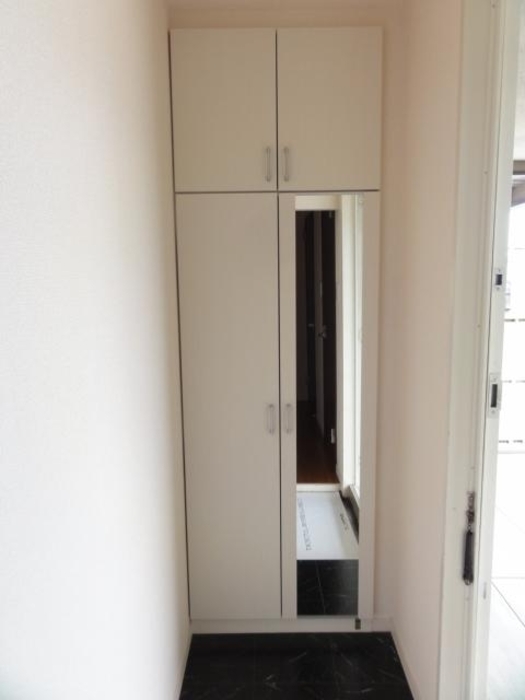 玄関　シューズボックスは姿見付きです♪