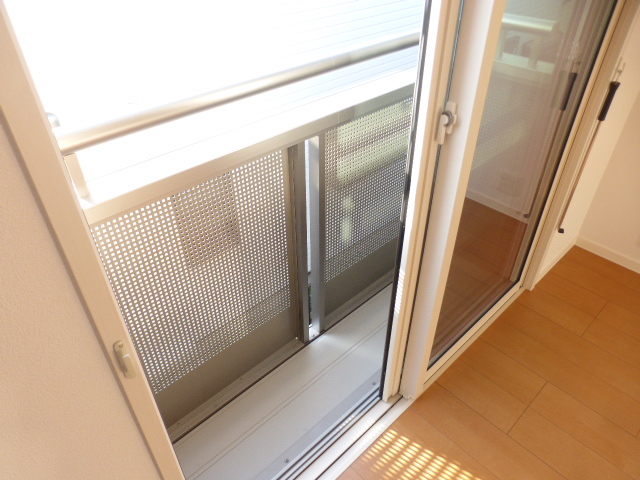 バルコニー　各世帯独立型　南西向き