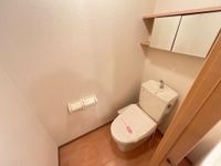 トイレ　シンプルで使いやすいトイレです　収納もあります