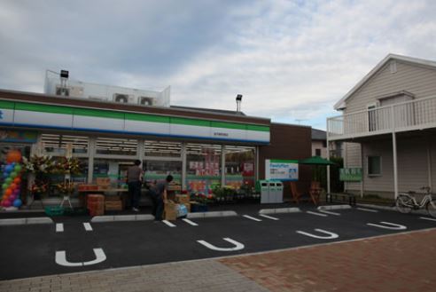 コンビニ　ファミリーマート 金沢八景駅前店（コンビニ）まで81m