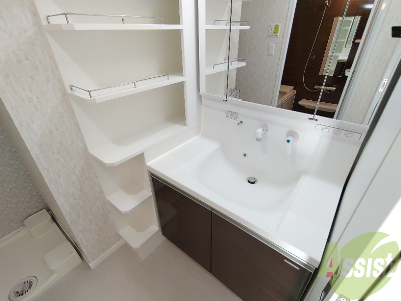 洗面設備　洗面台はシャワーノズルも付いて便利に活用できます