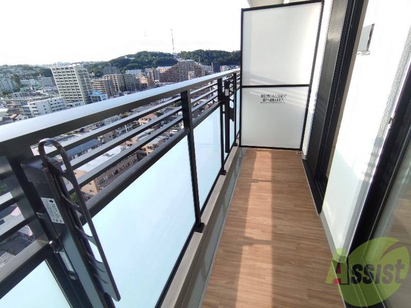 バルコニー　ベランダはよく日が当たり気持ちの良い空間です。