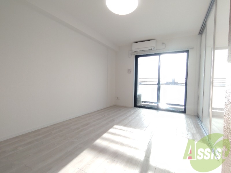 居室・リビング　広くきれいなリビングは明るい光も良く差します。