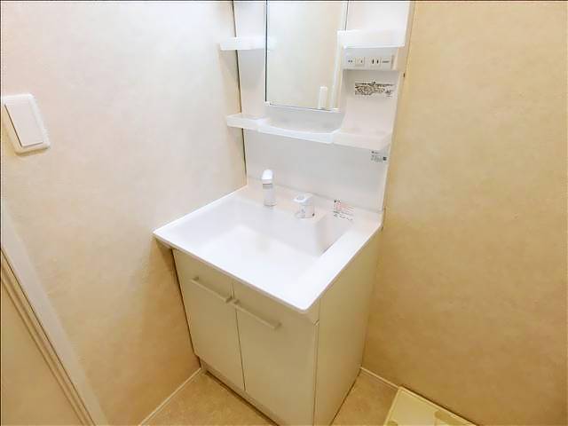 洗面設備　朝の支度もスムーズな独立洗面台。