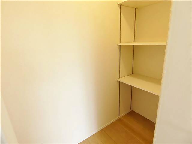 その他設備　キッチンの横にも奥行のある収納付きです。
