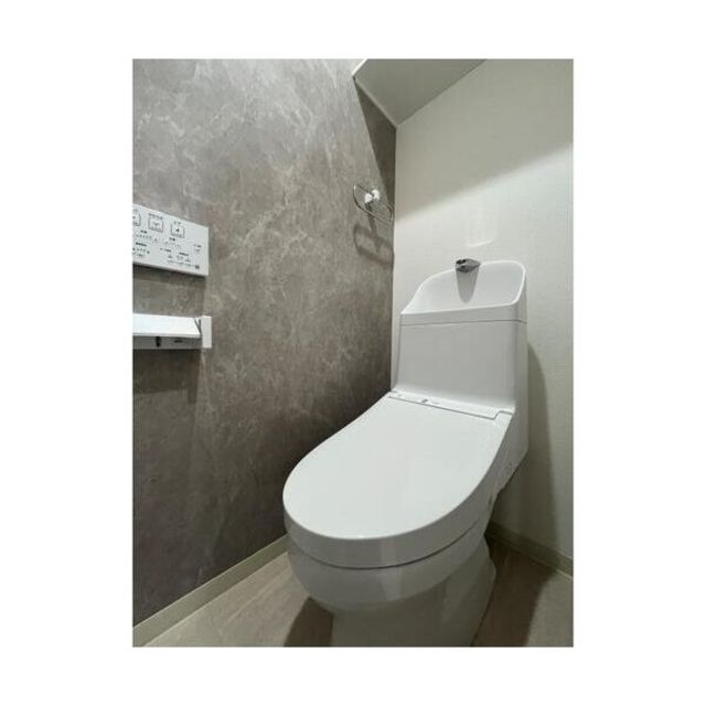 トイレ　人気アイテムの温水洗浄便座。清潔感のあるトイレです。