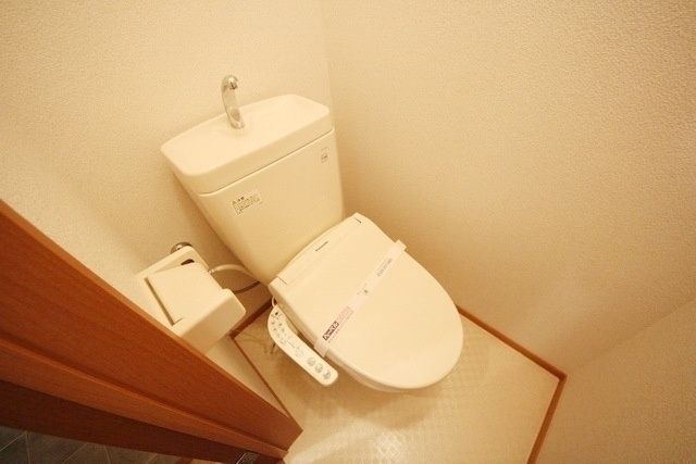 トイレ　同物件別部屋写真