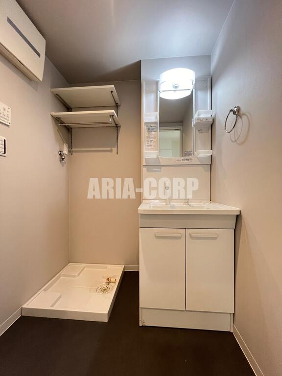 洗面設備　デザイン型独立洗面台！収納豊富な洗面所♪