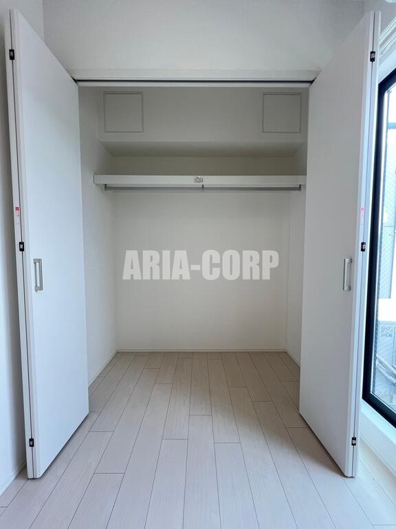 収納　クローゼット、上部にも棚付きでございます♪