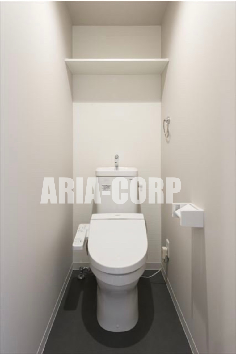 トイレ　ウォシュレット対応♪上部には収納スペースもあります！