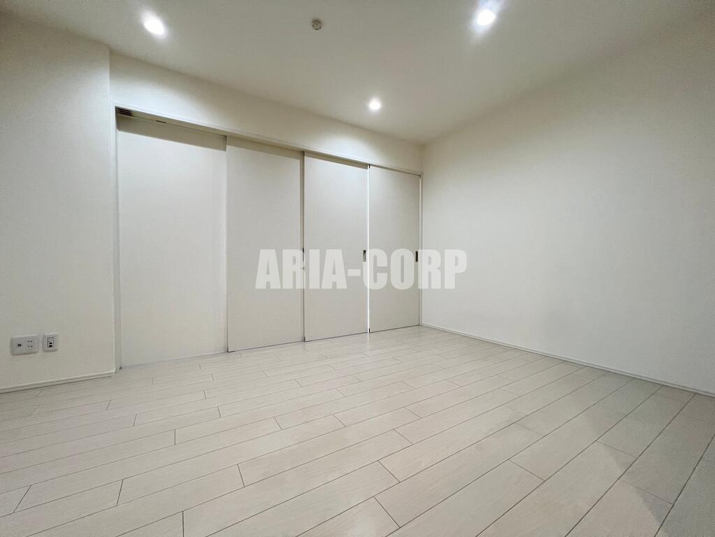 居室・リビング　白を基調としたお洒落なリビング！柱もなく広々した室内です！